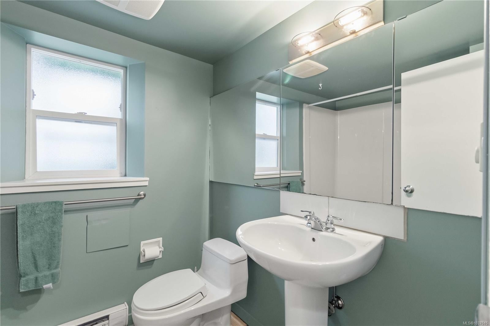 1541 Mcrae Ave, Saanich, BC