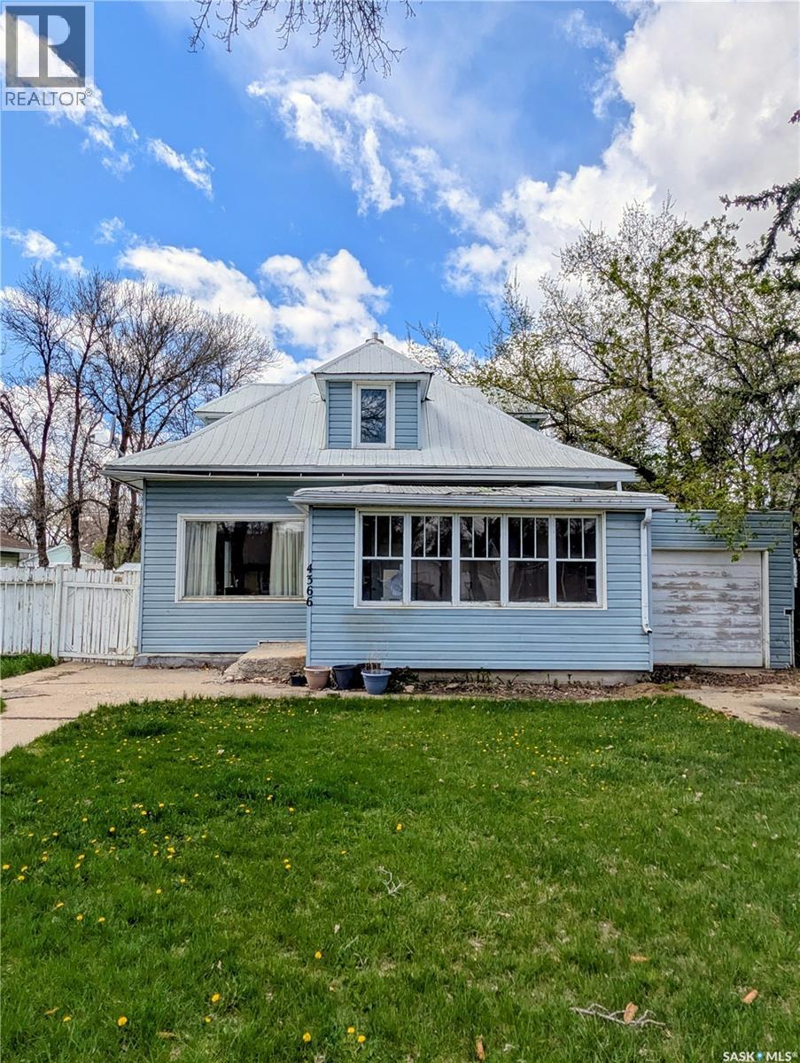 4366 Price Avenue, Gull Lake, SK - Outdoor