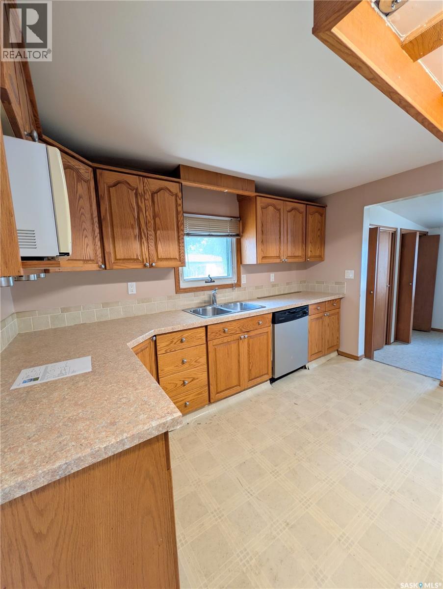 4366 Price Avenue, Gull Lake, SK - Indoor Photo Showing Kitchen With Double Sink
