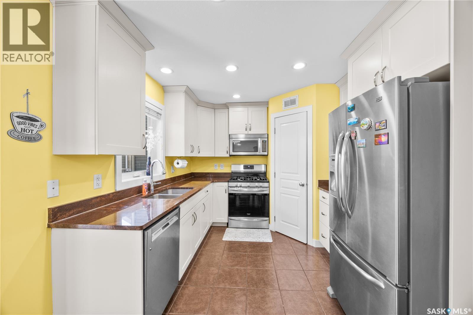 806 Stonebridge Common, Saskatoon, SK - Indoor Photo Showing Kitchen With Stainless Steel Kitchen With Double Sink