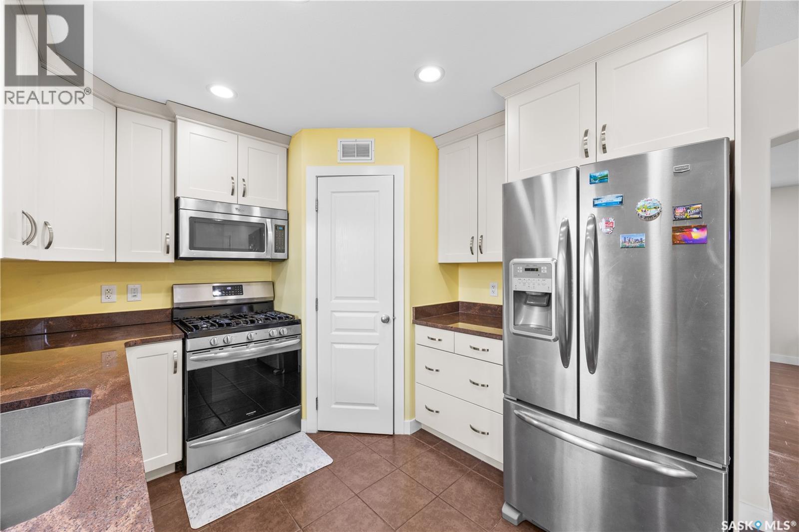 806 Stonebridge Common, Saskatoon, SK - Indoor Photo Showing Kitchen