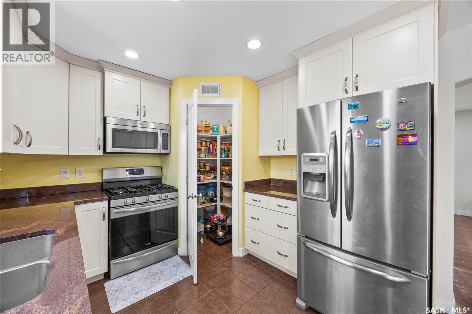 806 Stonebridge Common, Saskatoon, SK - Indoor Photo Showing Kitchen