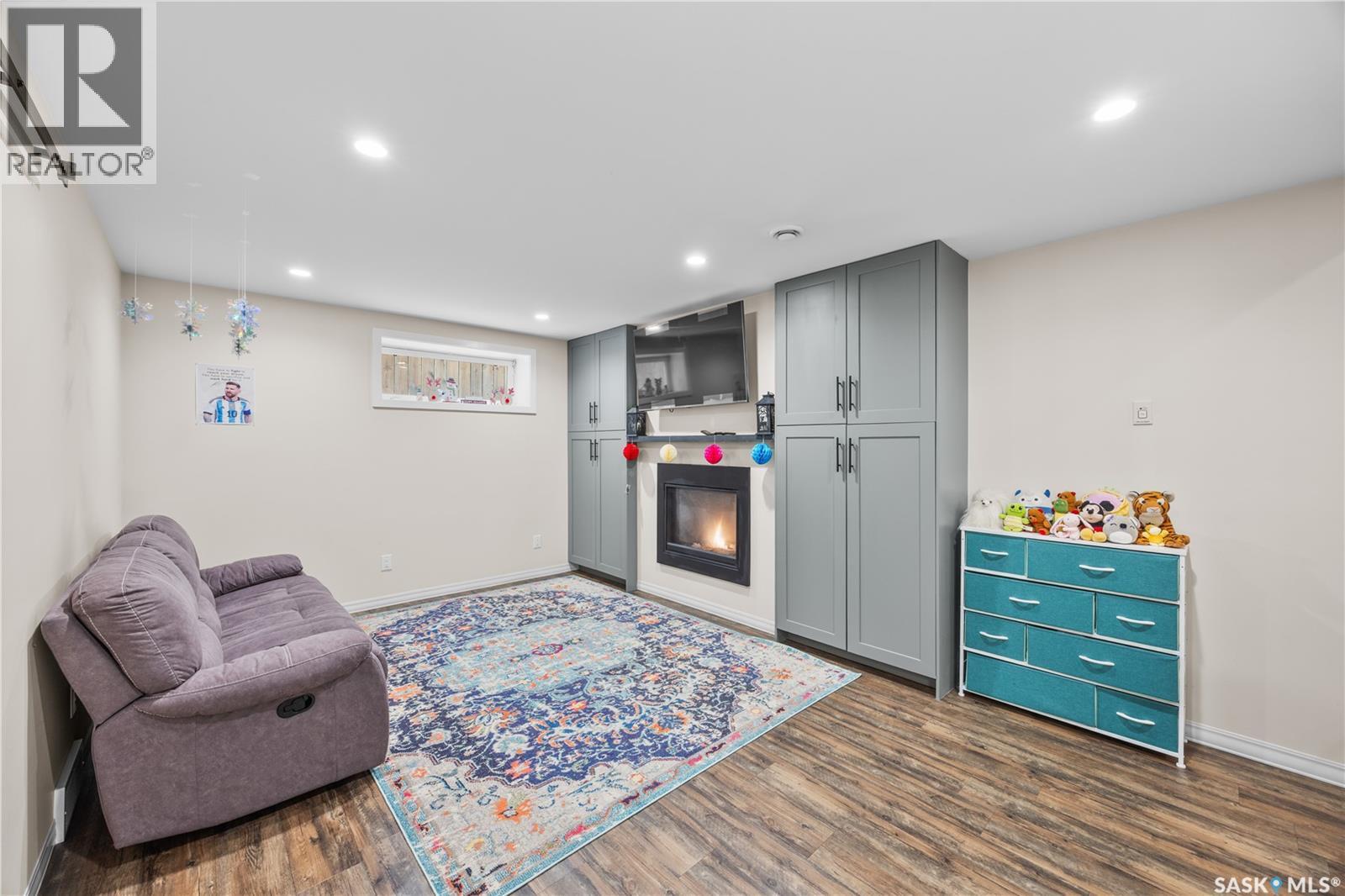 806 Stonebridge Common, Saskatoon, SK - Indoor With Fireplace