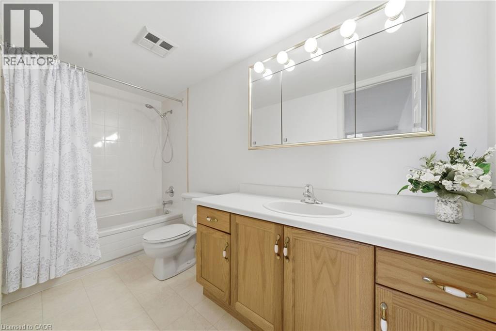 416 Limeridge Road E Unit# 303, Hamilton, ON - Indoor Photo Showing Bathroom