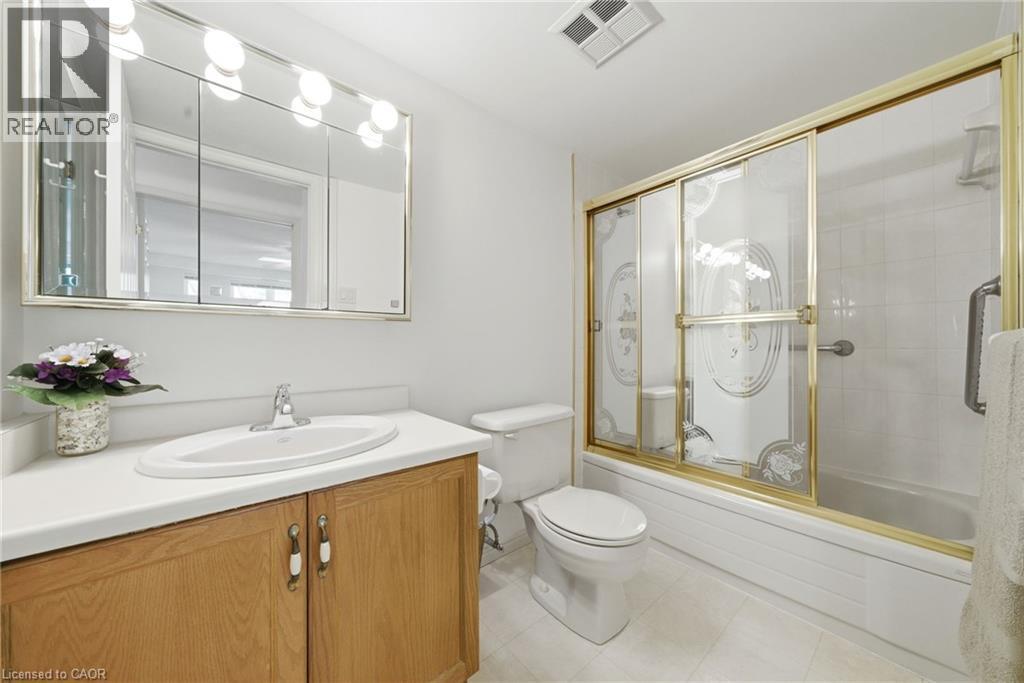 416 Limeridge Road E Unit# 303, Hamilton, ON - Indoor Photo Showing Bathroom