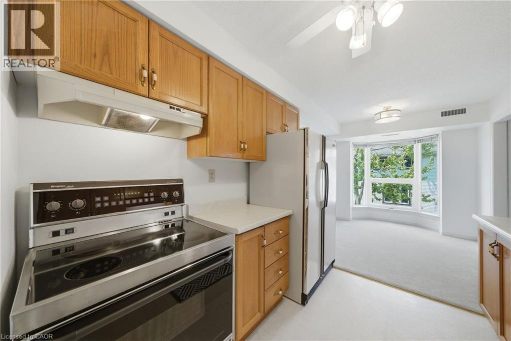 416 Limeridge Road E Unit# 303, Hamilton, ON - Indoor Photo Showing Kitchen