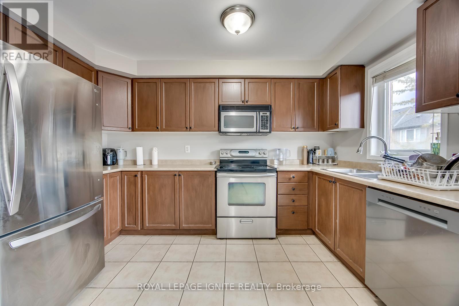 7086 Fairmeadow Crescent, Mississauga, ON - Indoor Photo Showing Kitchen With Double Sink