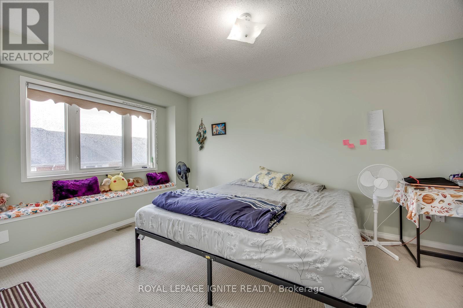 7086 Fairmeadow Crescent, Mississauga, ON - Indoor Photo Showing Bedroom
