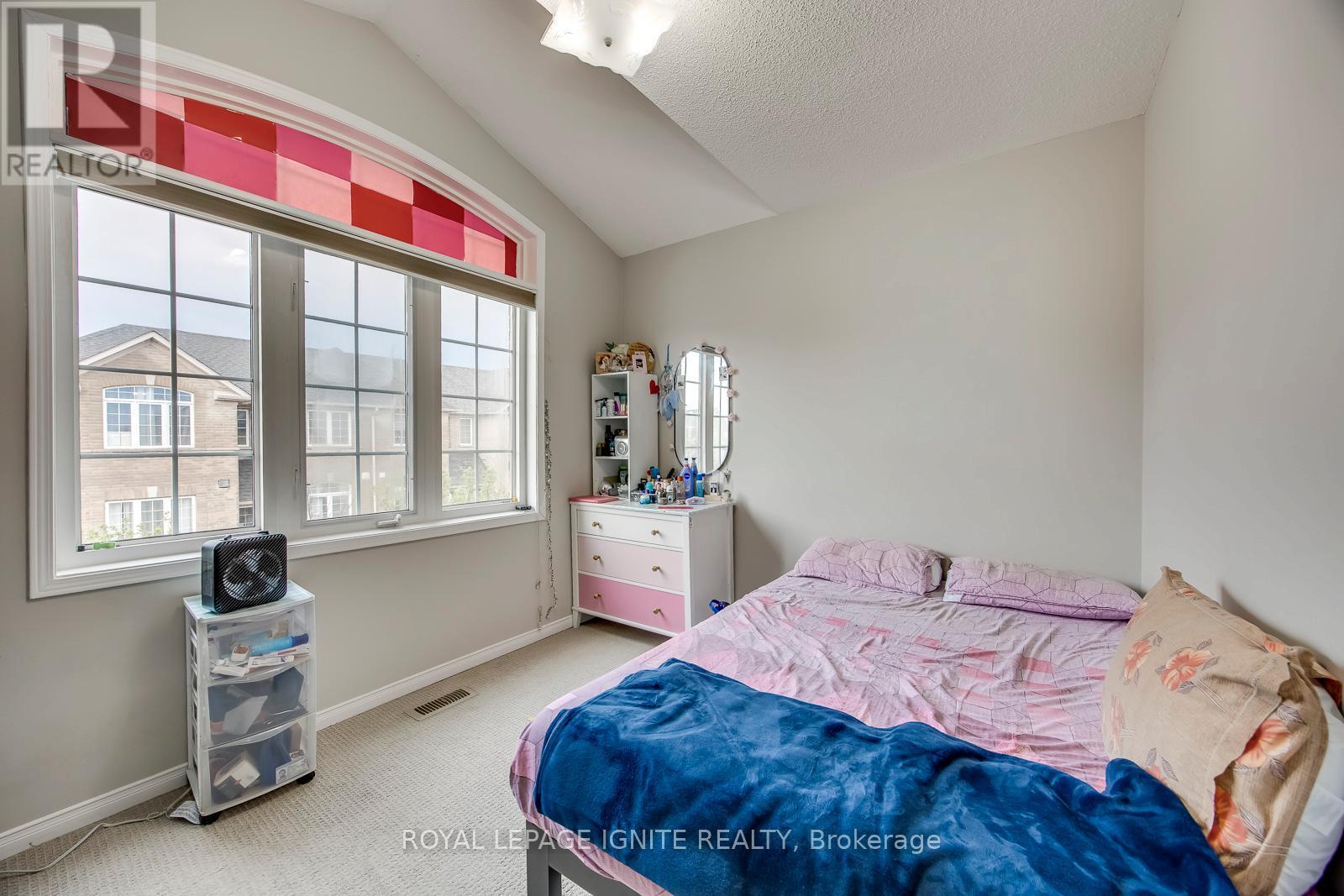 7086 Fairmeadow Crescent, Mississauga, ON - Indoor Photo Showing Bedroom