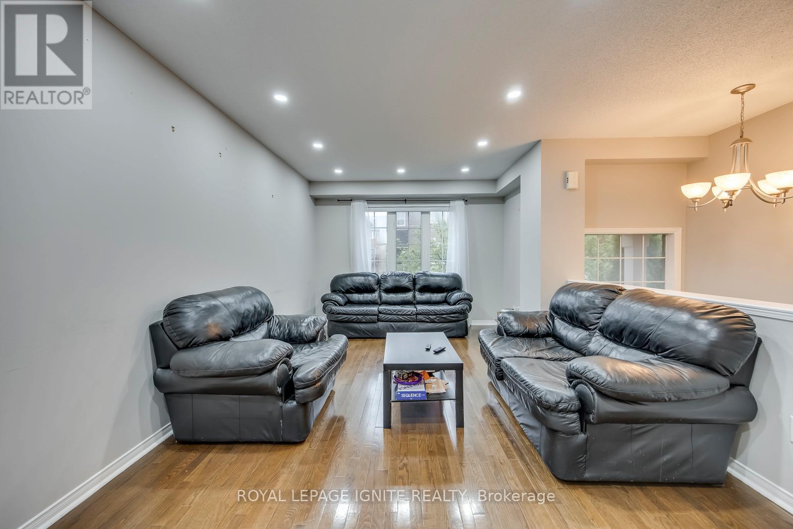 7086 Fairmeadow Crescent, Mississauga, ON - Indoor Photo Showing Living Room