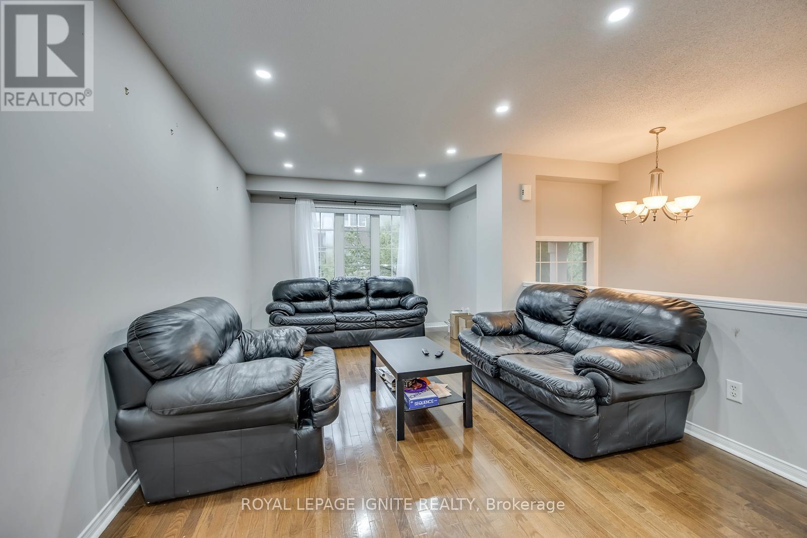 7086 Fairmeadow Crescent, Mississauga, ON - Indoor Photo Showing Living Room