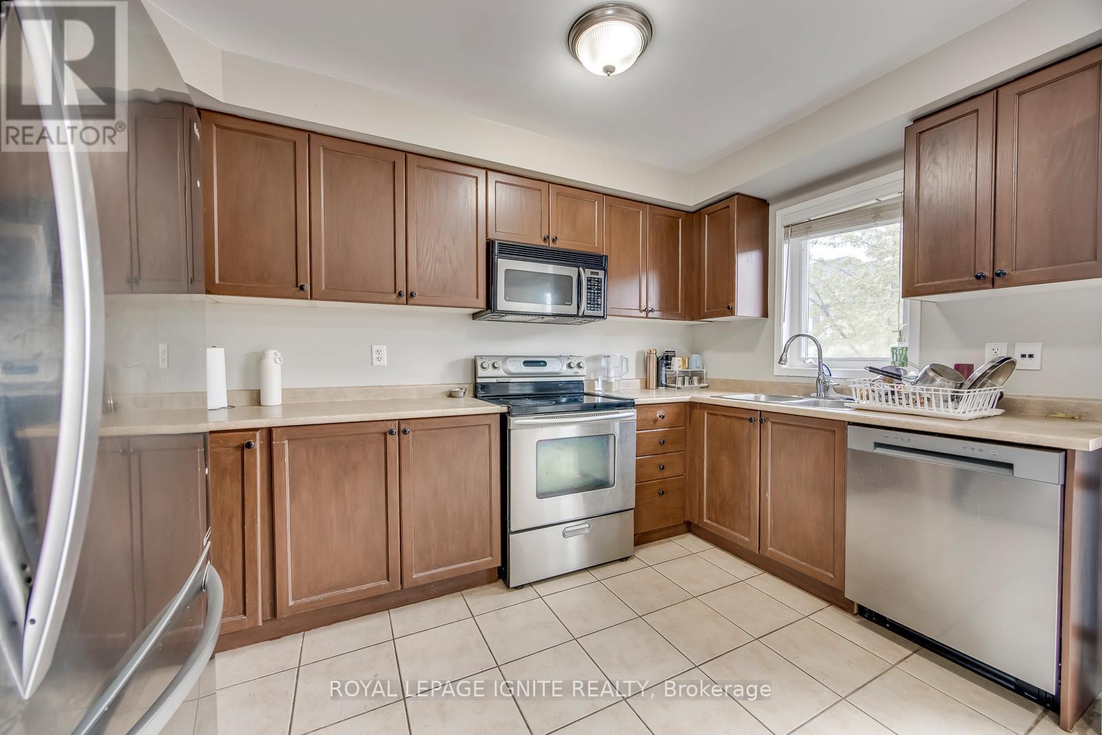 7086 Fairmeadow Crescent, Mississauga, ON - Indoor Photo Showing Kitchen