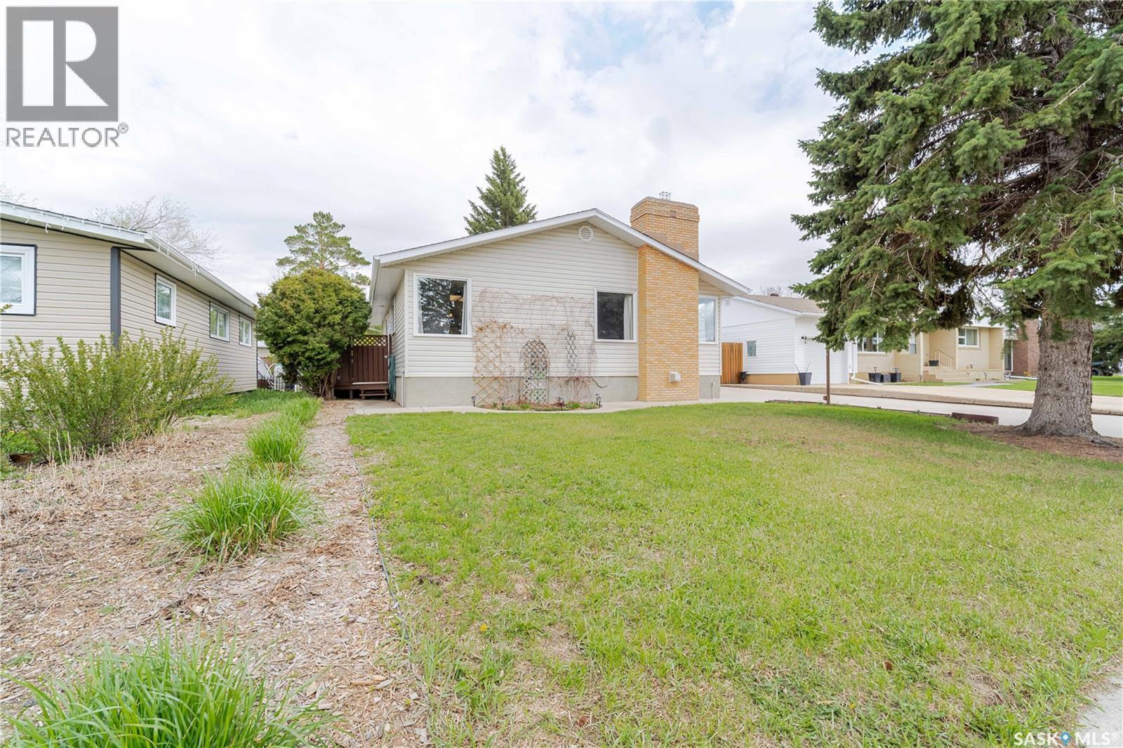 1325 King Crescent, Moose Jaw, SK - Outdoor