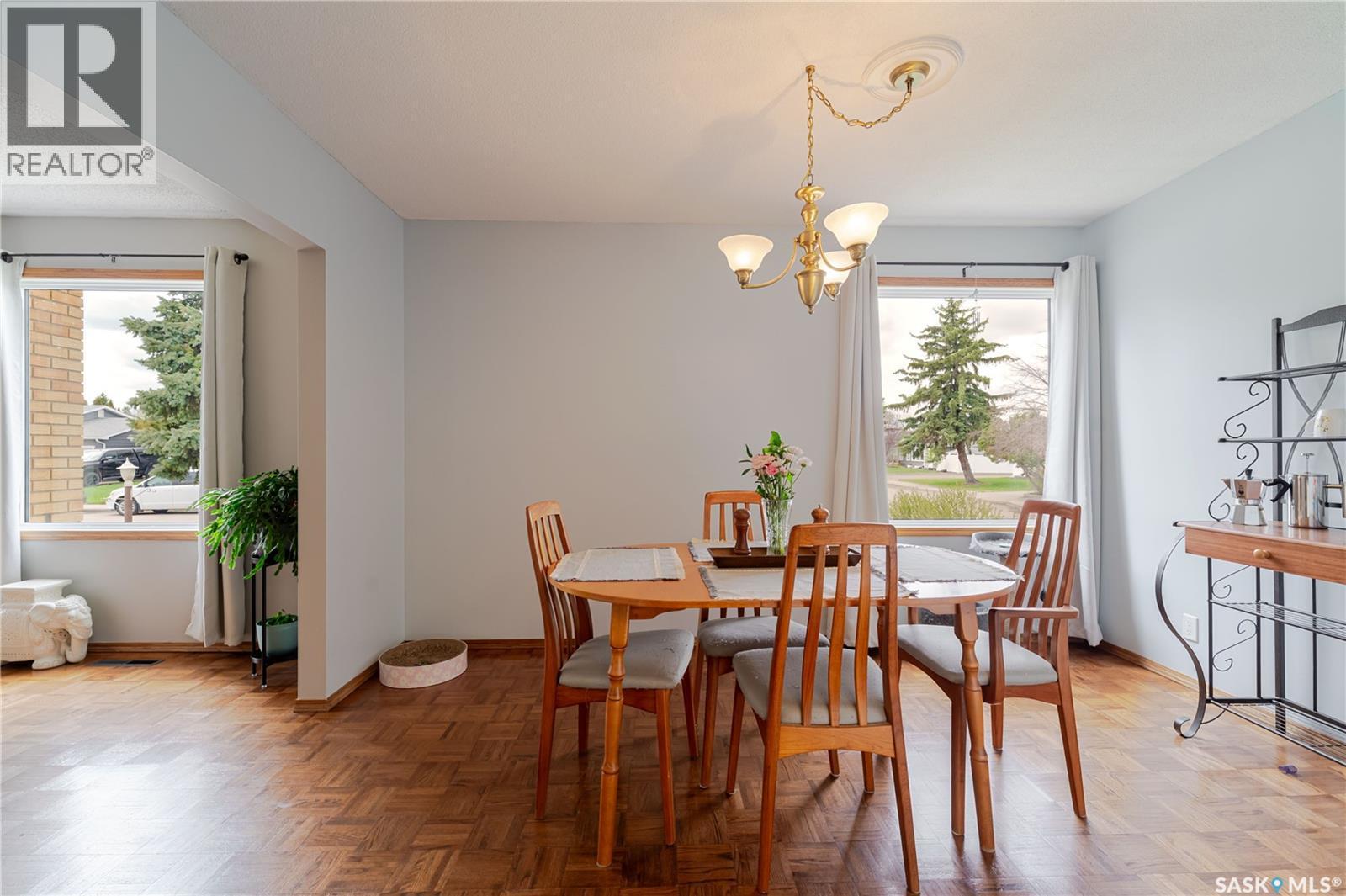 1325 King Crescent, Moose Jaw, SK - Indoor Photo Showing Dining Room