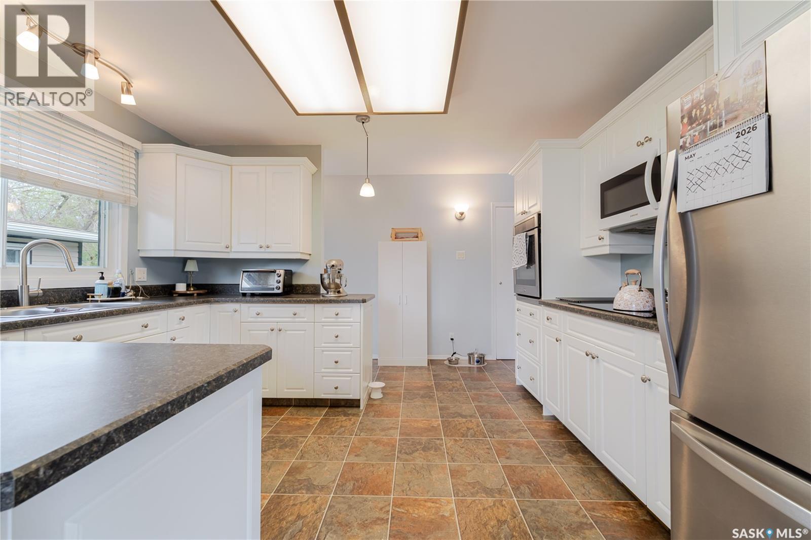 1325 King Crescent, Moose Jaw, SK - Indoor Photo Showing Kitchen