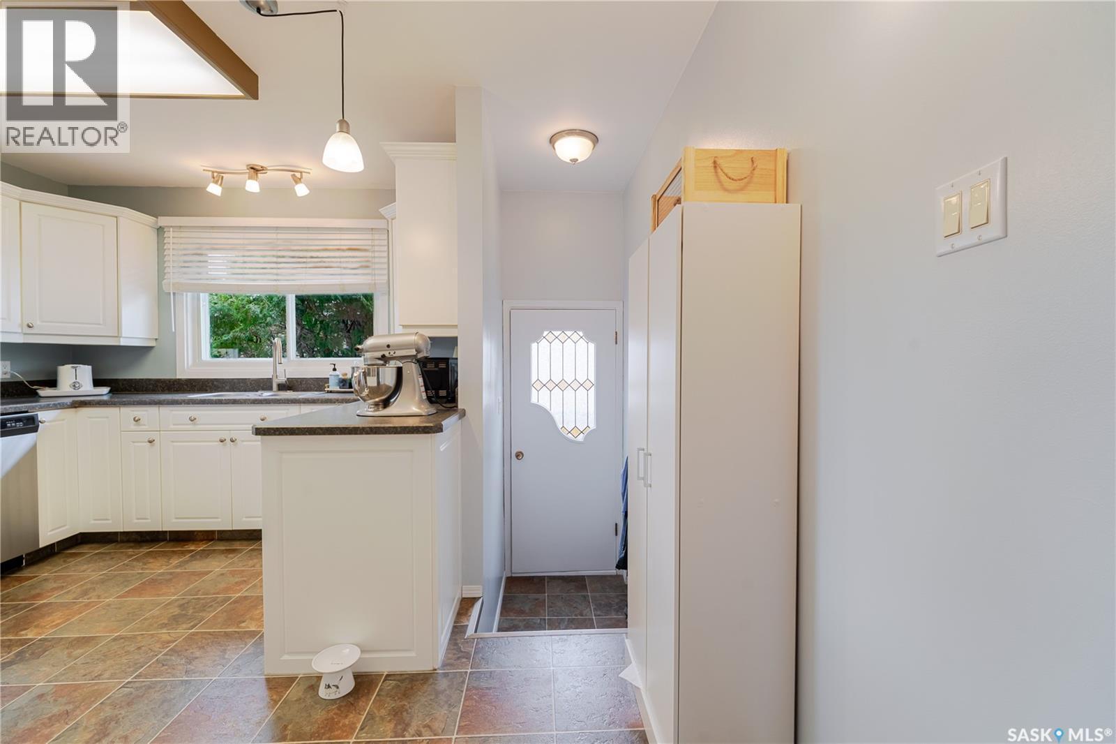 1325 King Crescent, Moose Jaw, SK - Indoor Photo Showing Kitchen