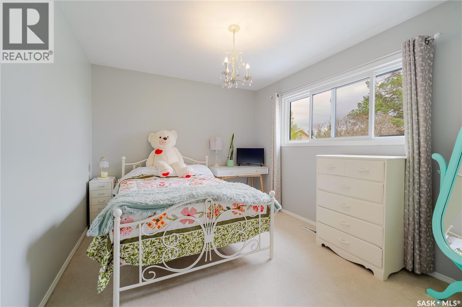 1325 King Crescent, Moose Jaw, SK - Indoor Photo Showing Bedroom