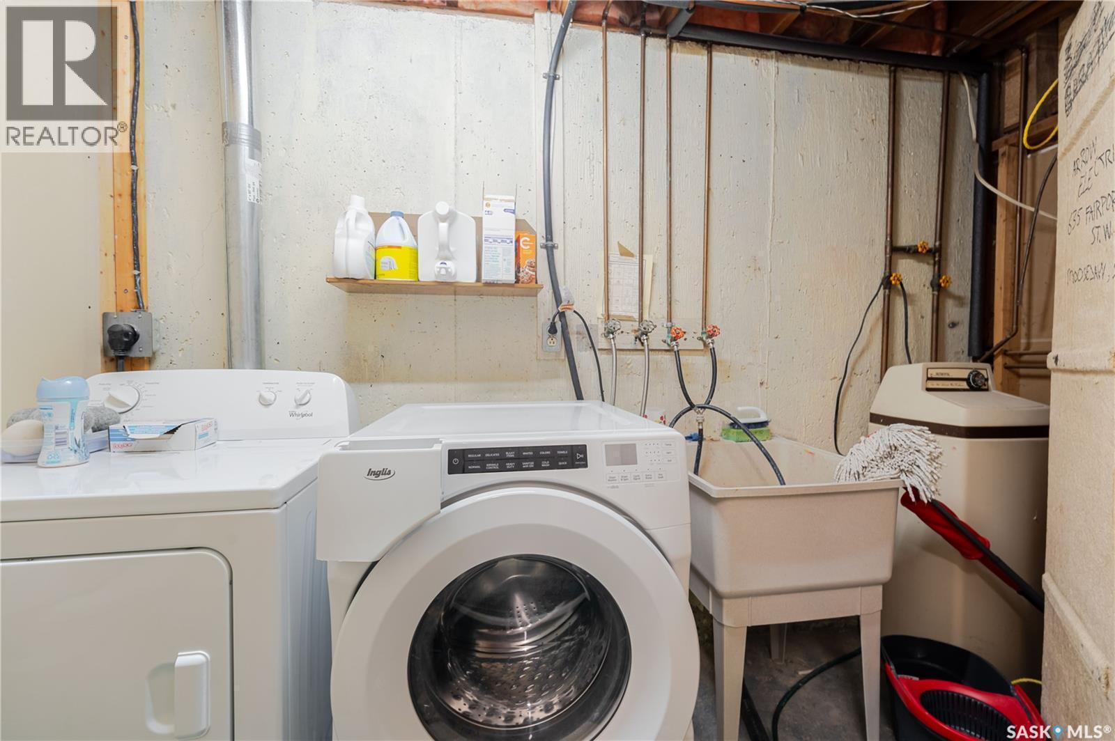 1325 King Crescent, Moose Jaw, SK - Indoor Photo Showing Laundry Room
