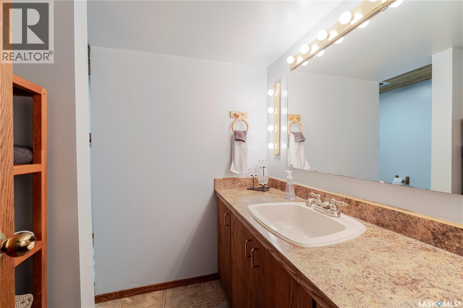 1325 King Crescent, Moose Jaw, SK - Indoor Photo Showing Bathroom