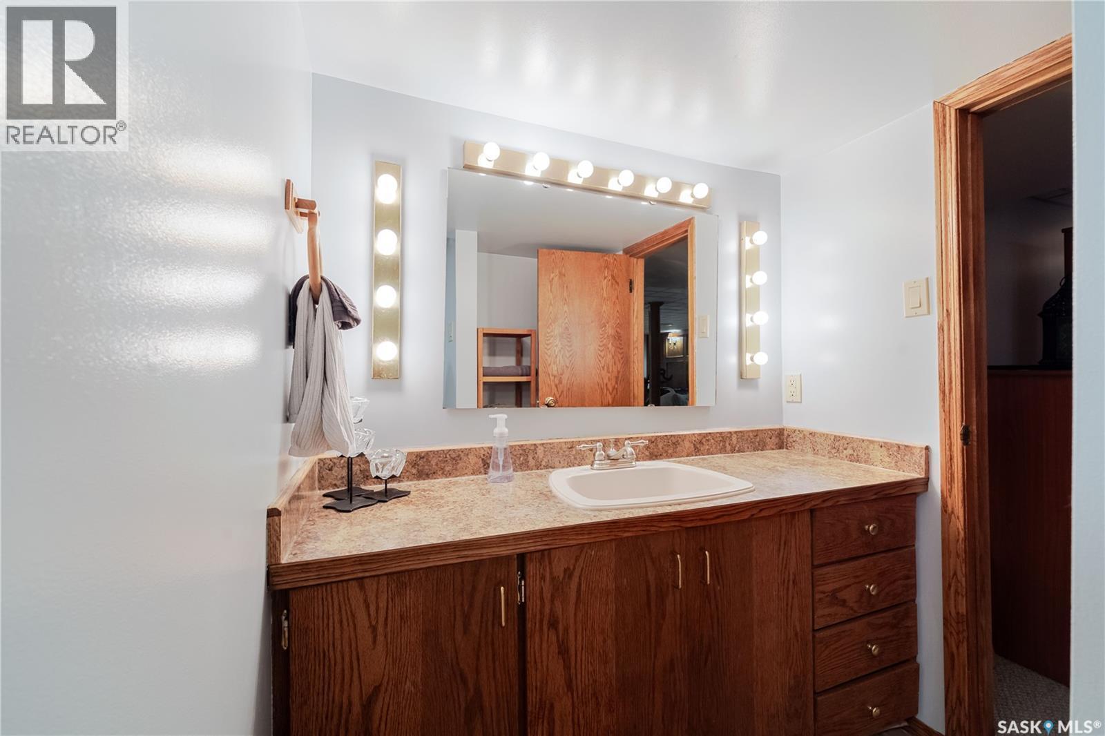 1325 King Crescent, Moose Jaw, SK - Indoor Photo Showing Bathroom