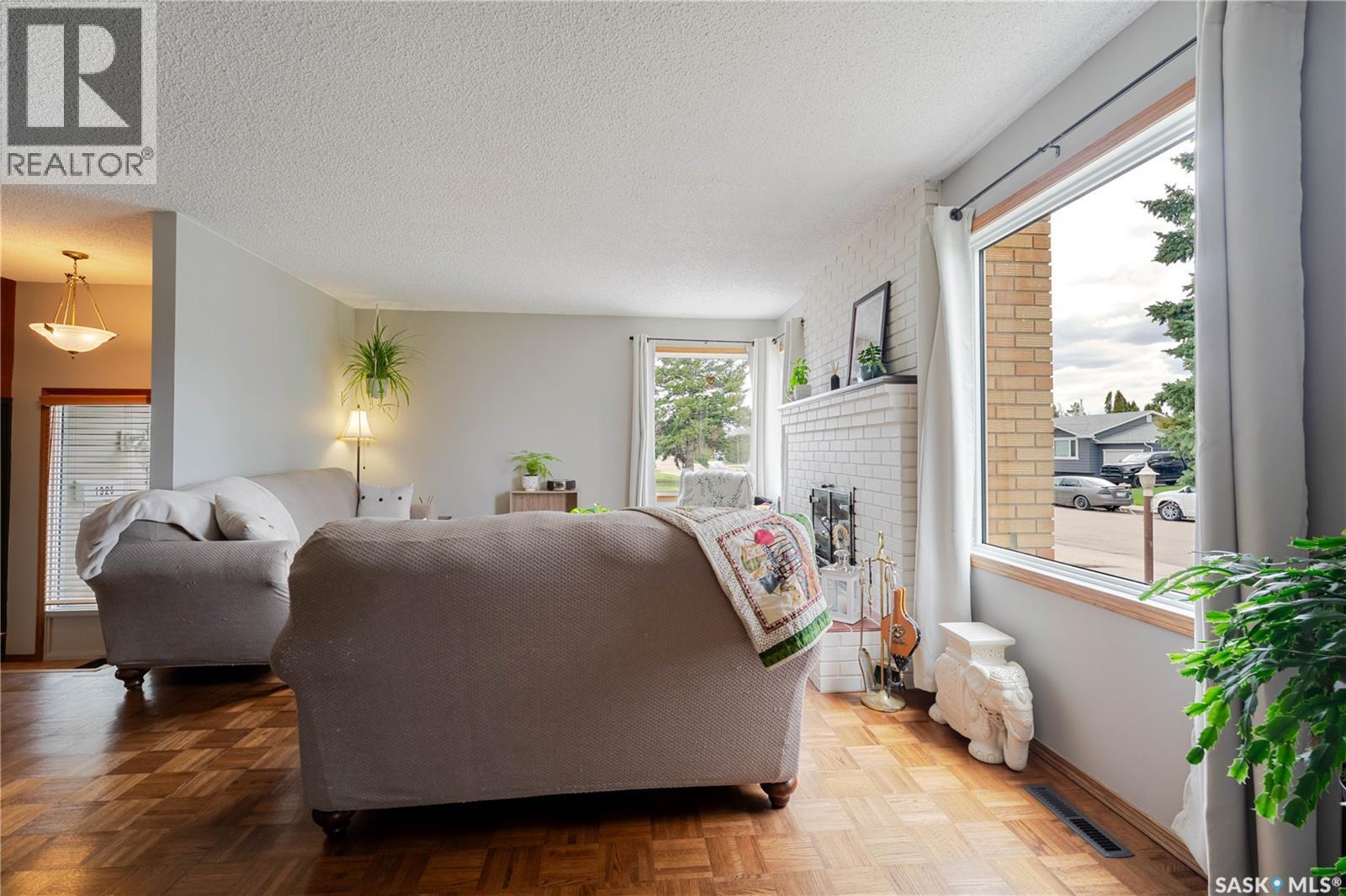 1325 King Crescent, Moose Jaw, SK - Indoor Photo Showing Living Room