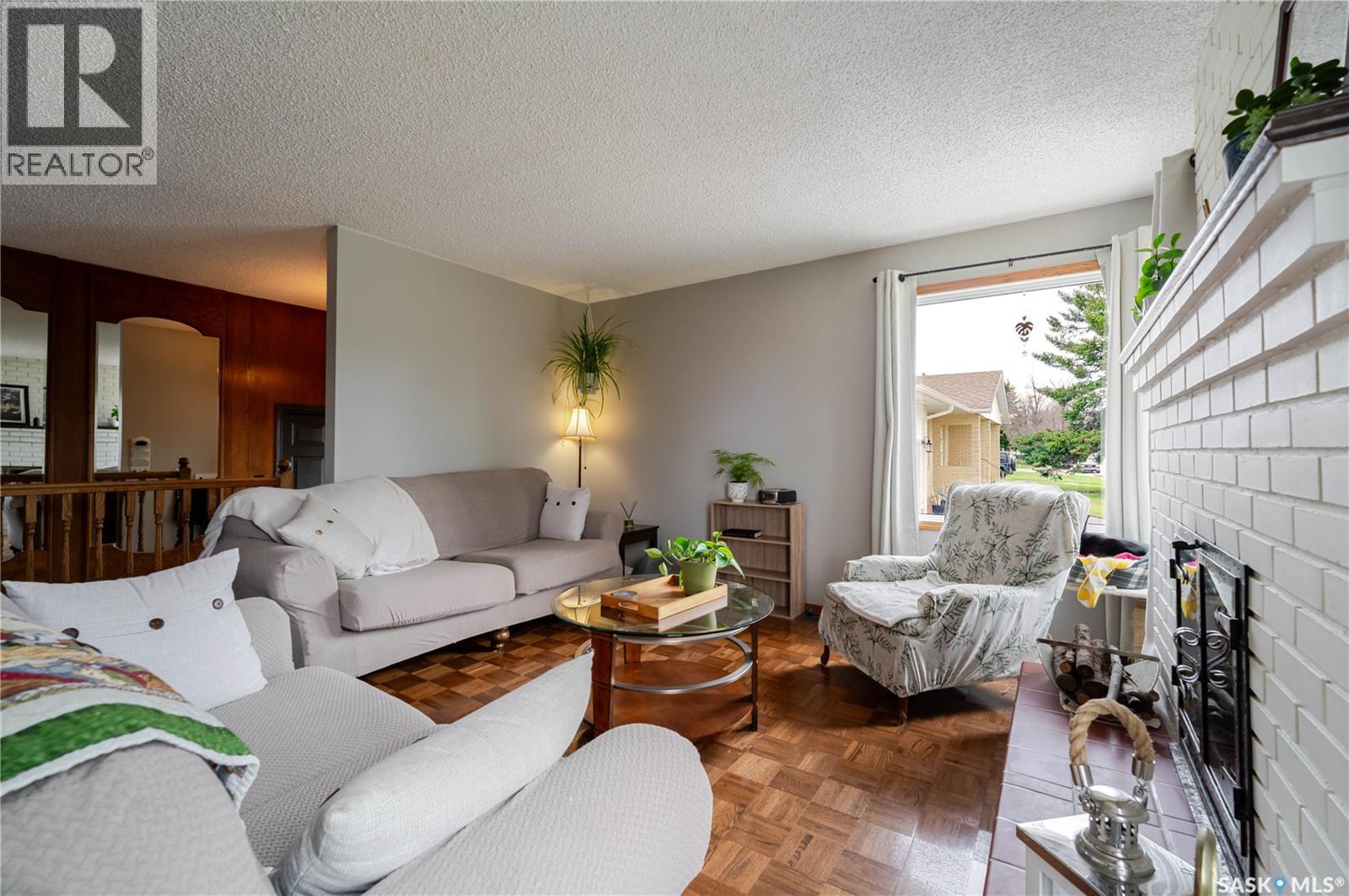 1325 King Crescent, Moose Jaw, SK - Indoor Photo Showing Living Room