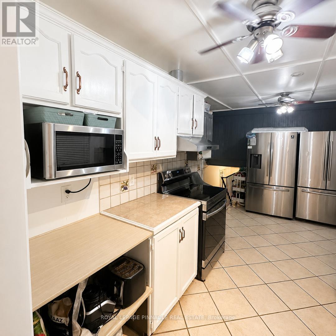 3427 Martins Pine Crescent, Mississauga, ON - Indoor Photo Showing Kitchen