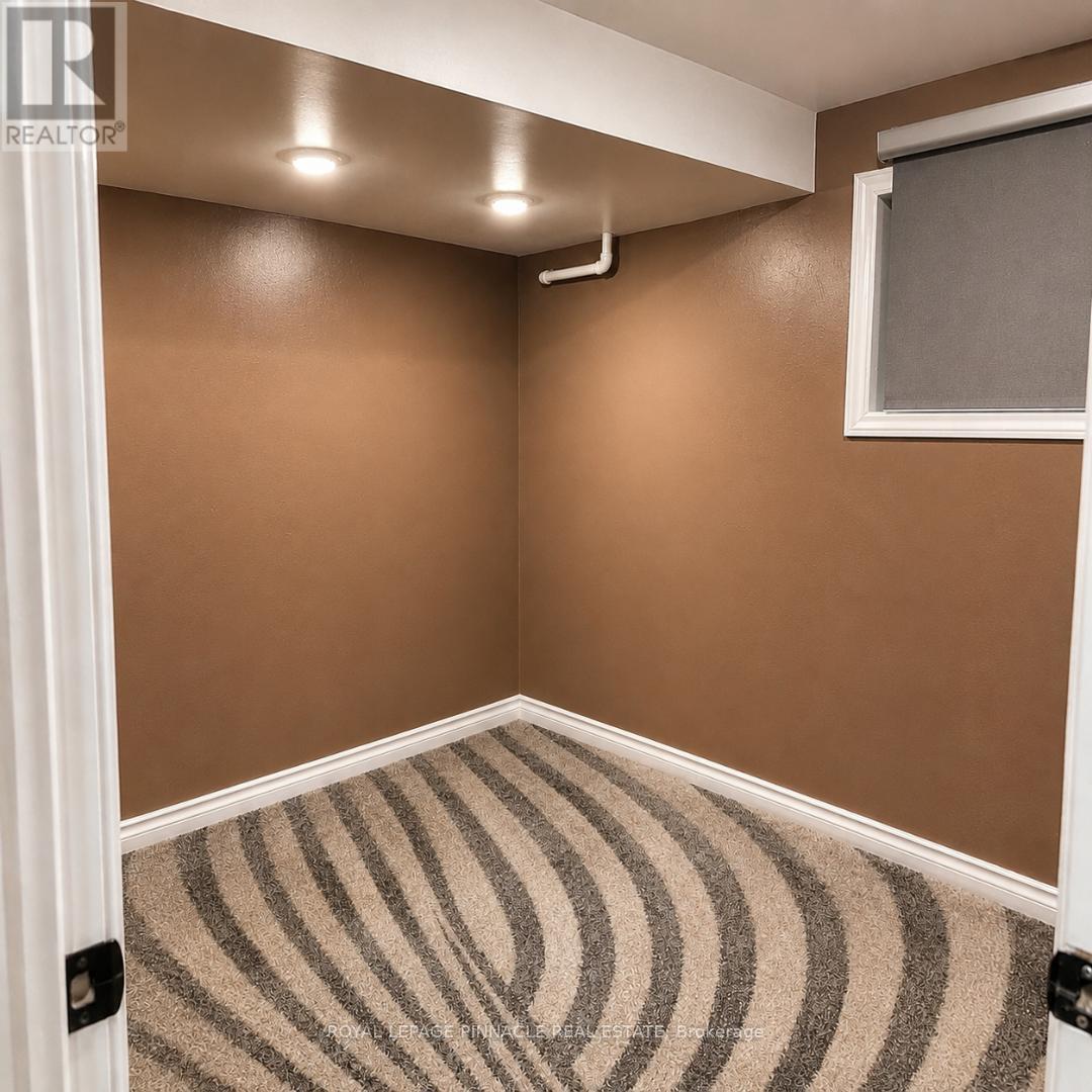 3427 Martins Pine Crescent, Mississauga, ON - Indoor Photo Showing Other Room