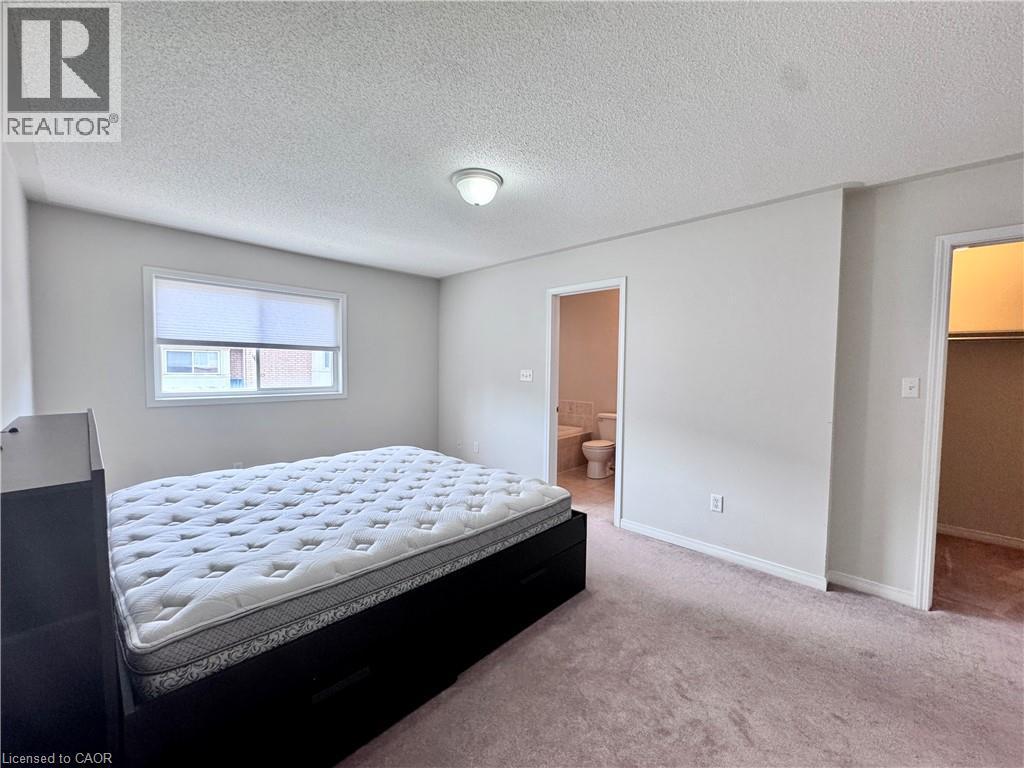 Neutral toned walls with a single window featuring a roller shade - 110 Highland Road E Unit# 53, Kitchener, ON - Indoor Photo Showing Bedroom