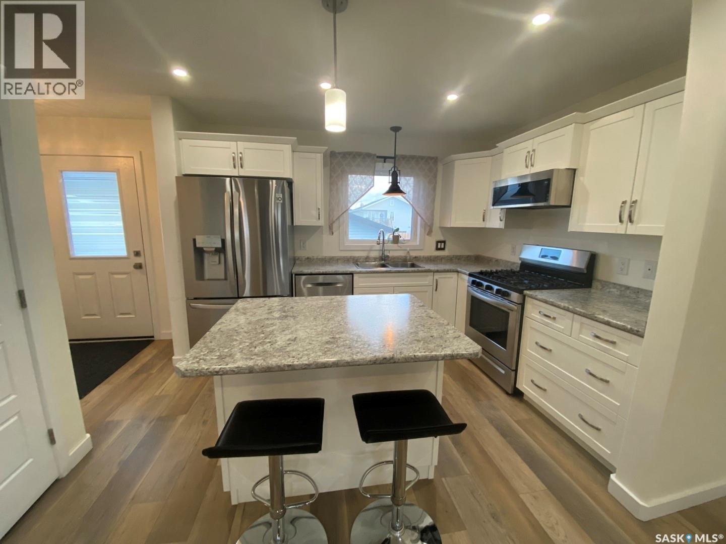 119 Reddekopp Crescent, Warman, SK - Indoor Photo Showing Kitchen With Stainless Steel Kitchen With Double Sink With Upgraded Kitchen
