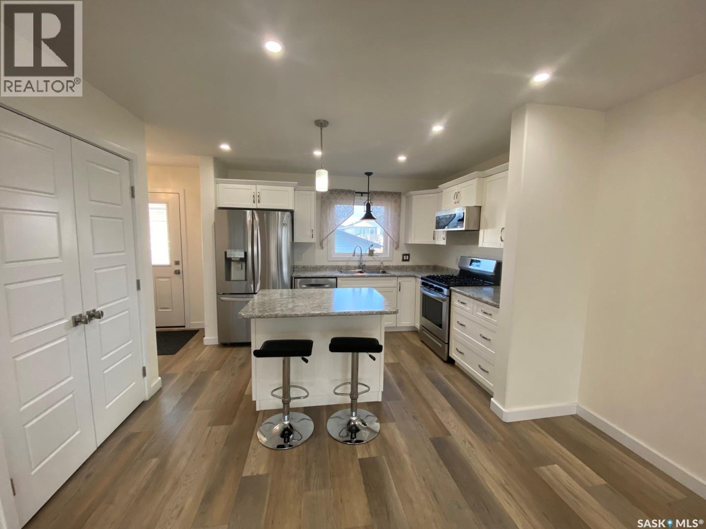 119 Reddekopp Crescent, Warman, SK - Indoor Photo Showing Kitchen With Stainless Steel Kitchen With Upgraded Kitchen