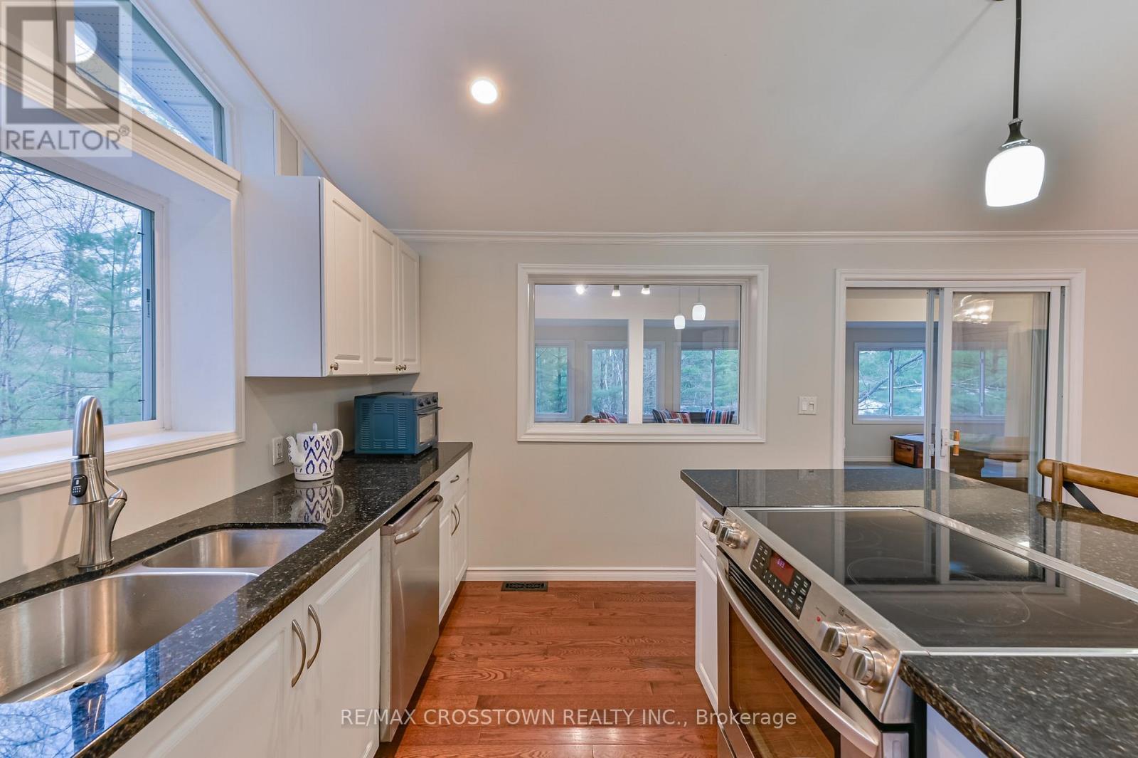 607 Juniper Drive, Gravenhurst, ON - Indoor Photo Showing Kitchen With Double Sink