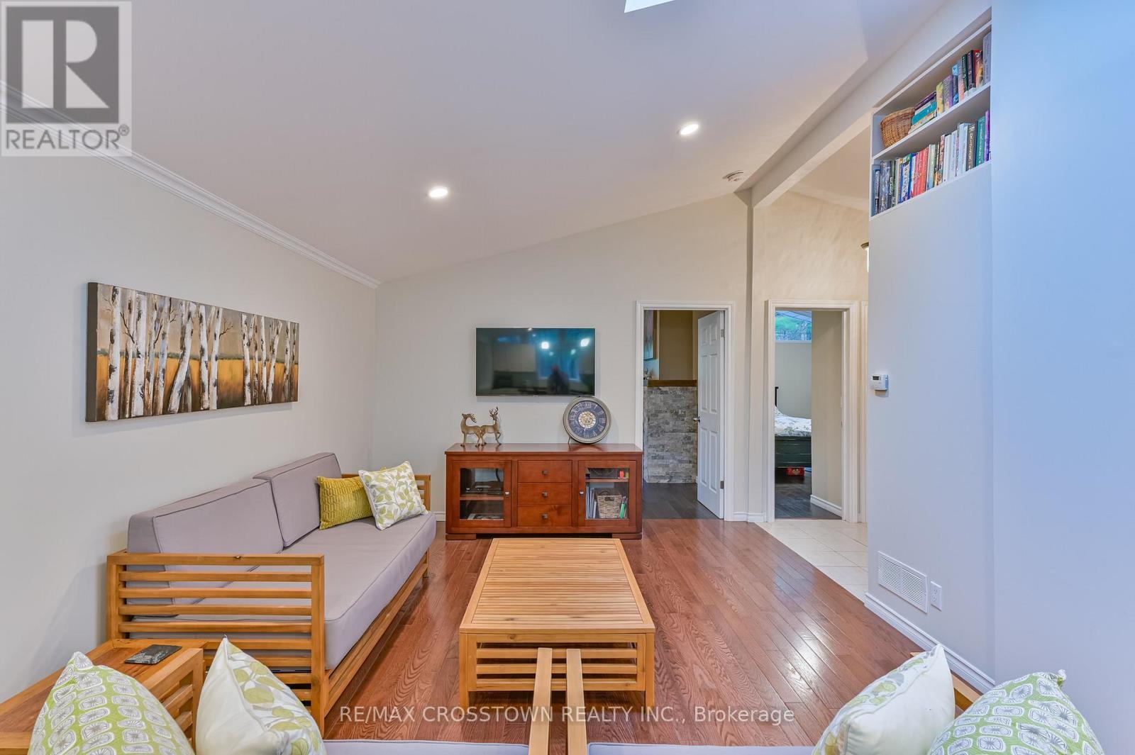 607 Juniper Drive, Gravenhurst, ON - Indoor Photo Showing Living Room