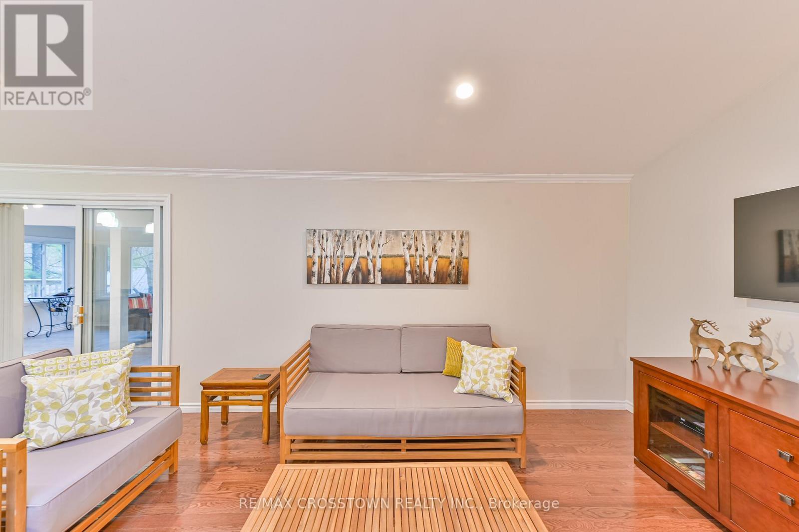 607 Juniper Drive, Gravenhurst, ON - Indoor Photo Showing Living Room