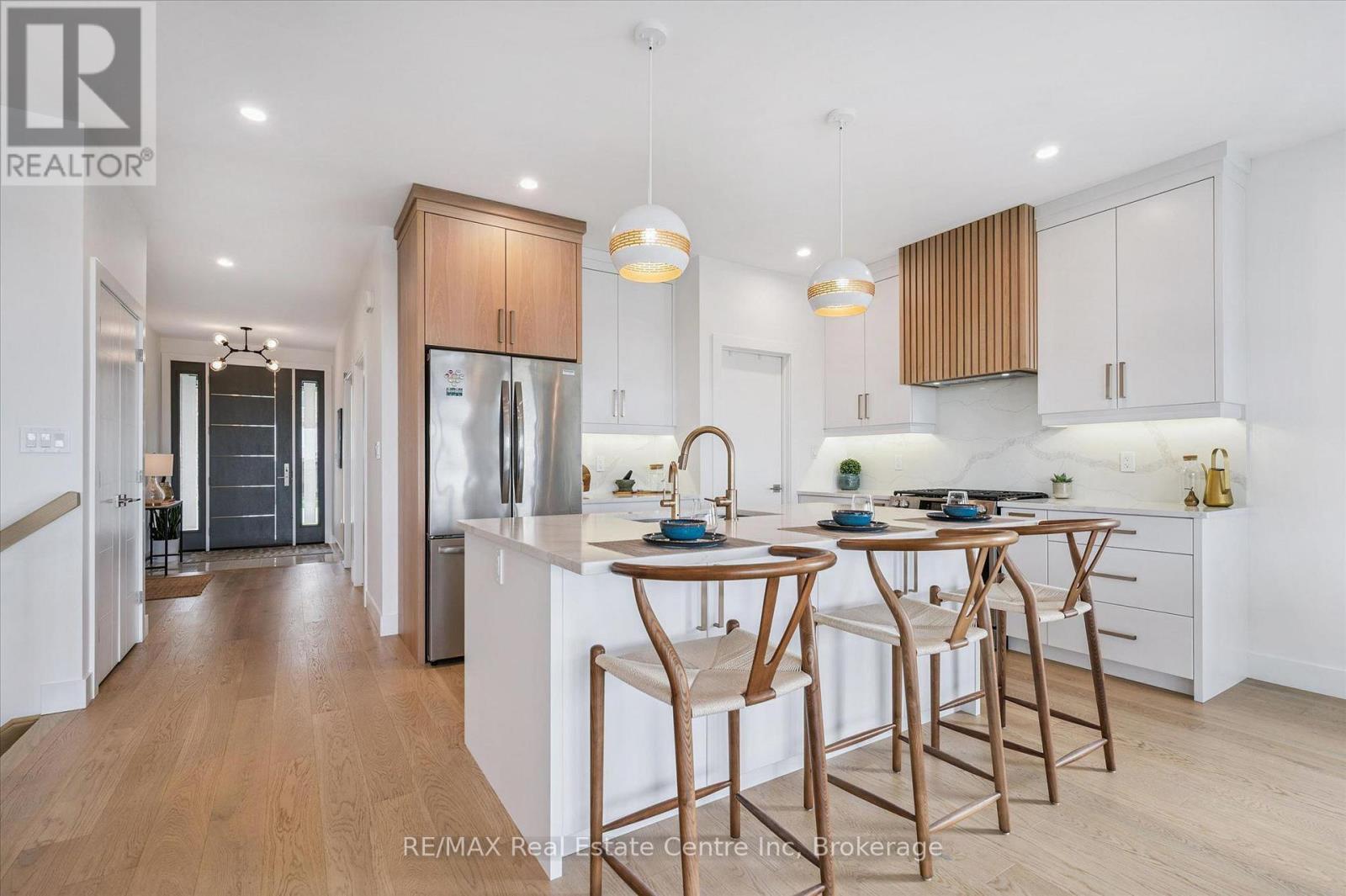14 Faith Drive, Mapleton, ON - Indoor Photo Showing Kitchen With Upgraded Kitchen