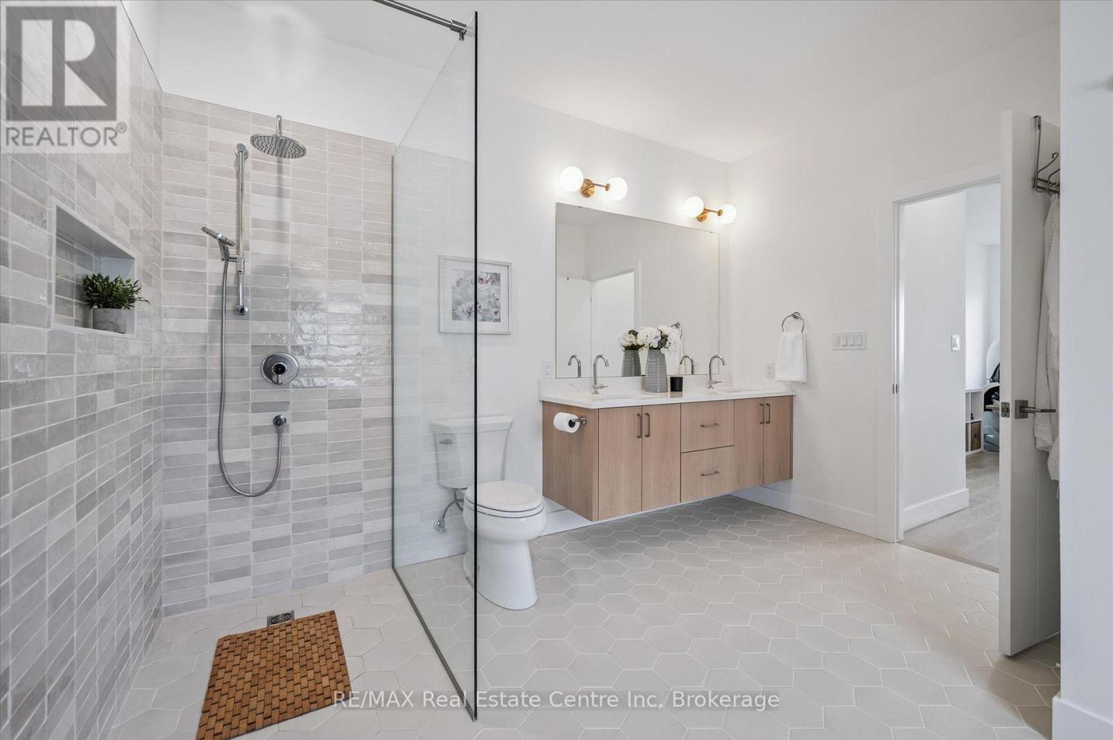 14 Faith Drive, Mapleton, ON - Indoor Photo Showing Bathroom