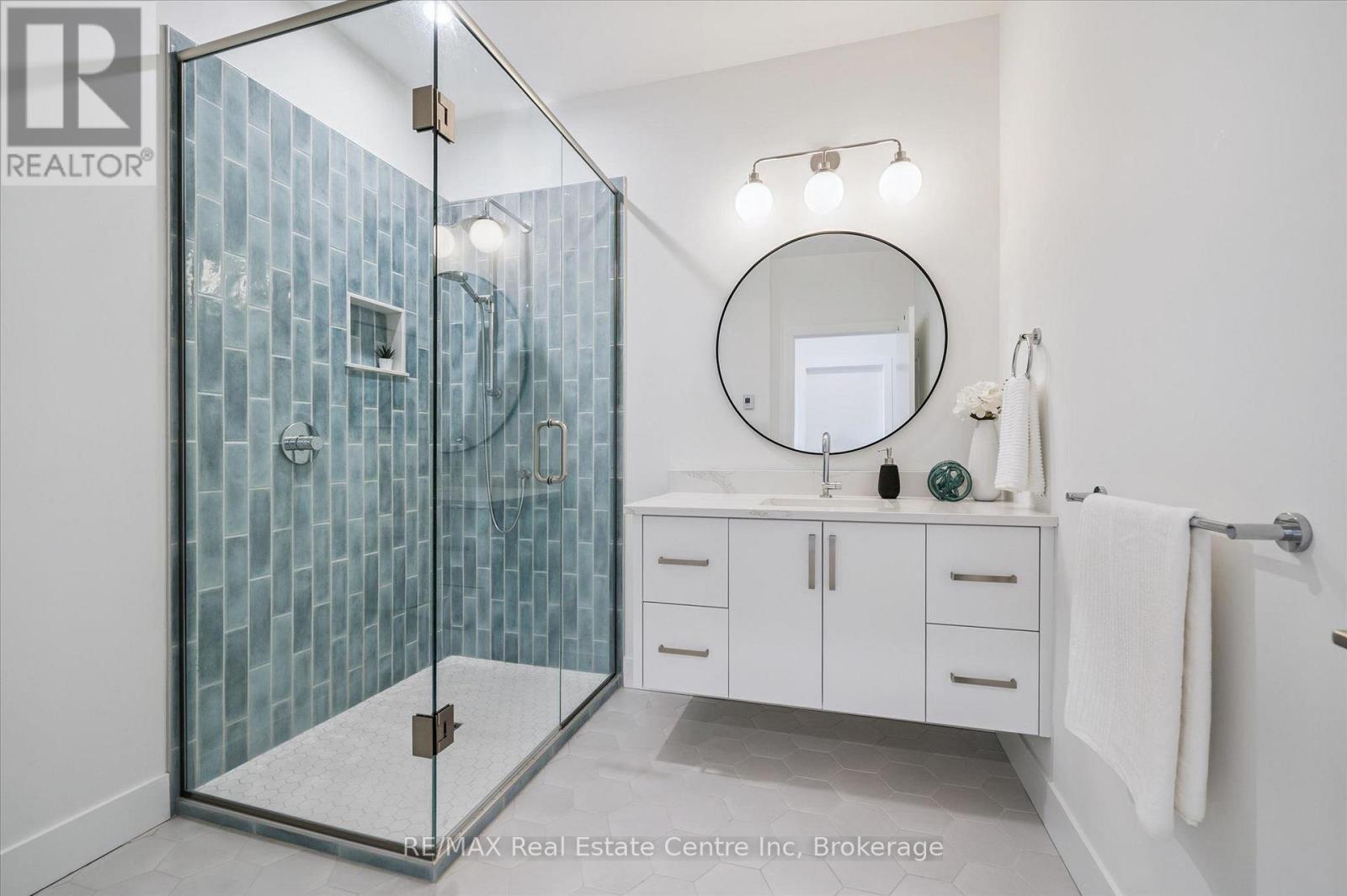 14 Faith Drive, Mapleton, ON - Indoor Photo Showing Bathroom