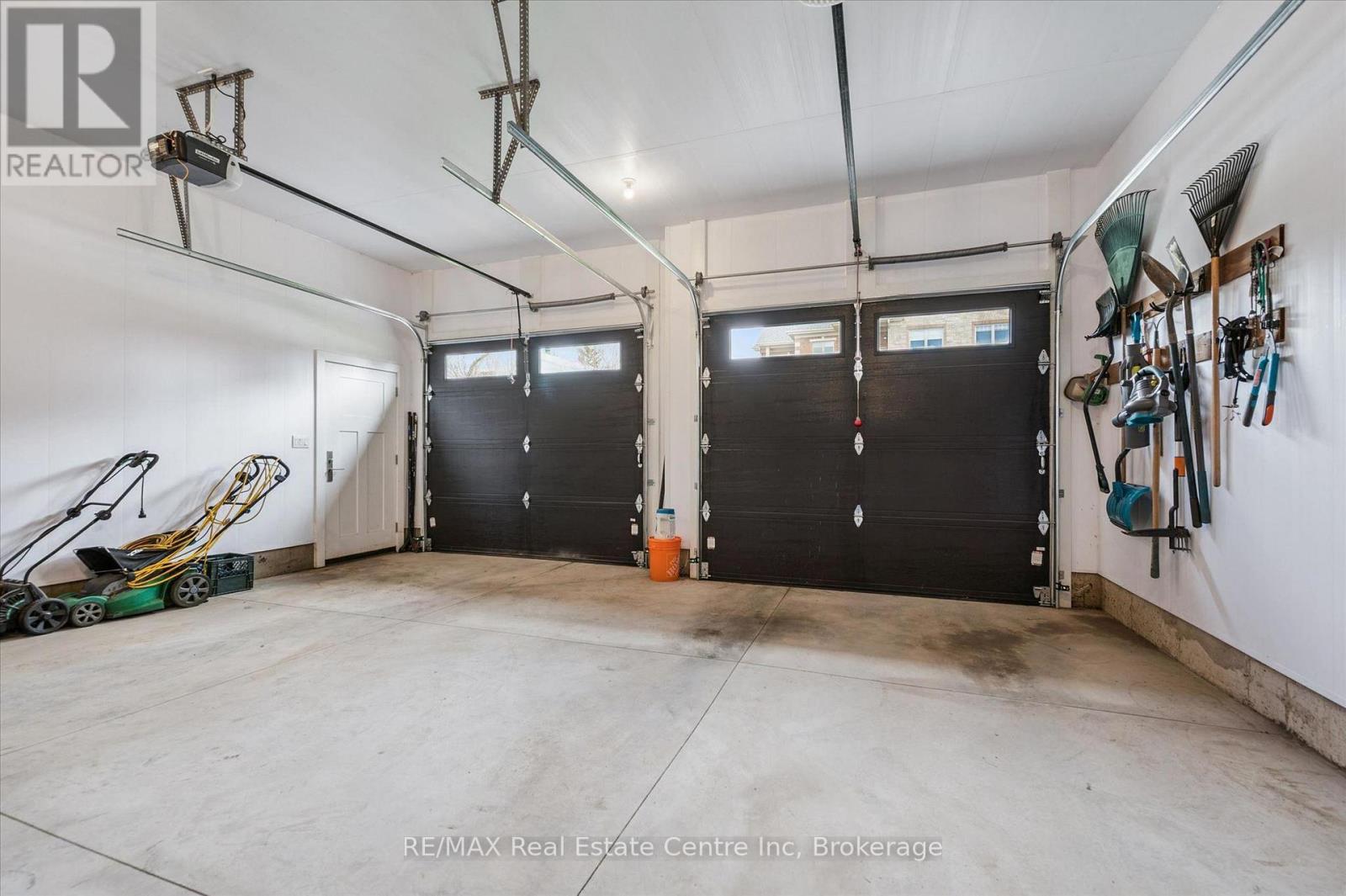 14 Faith Drive, Mapleton, ON - Indoor Photo Showing Garage