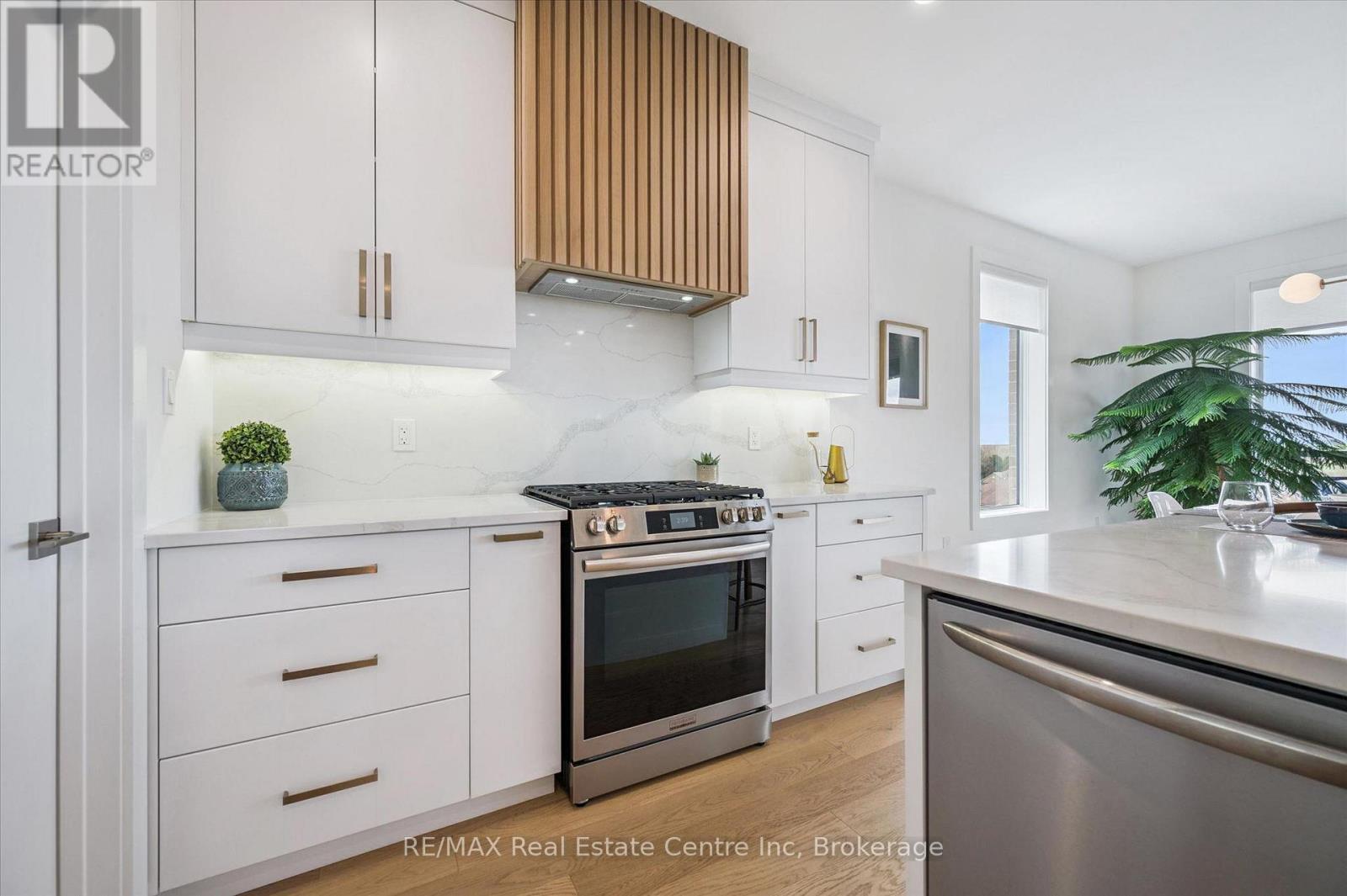 14 Faith Drive, Mapleton, ON - Indoor Photo Showing Kitchen With Upgraded Kitchen