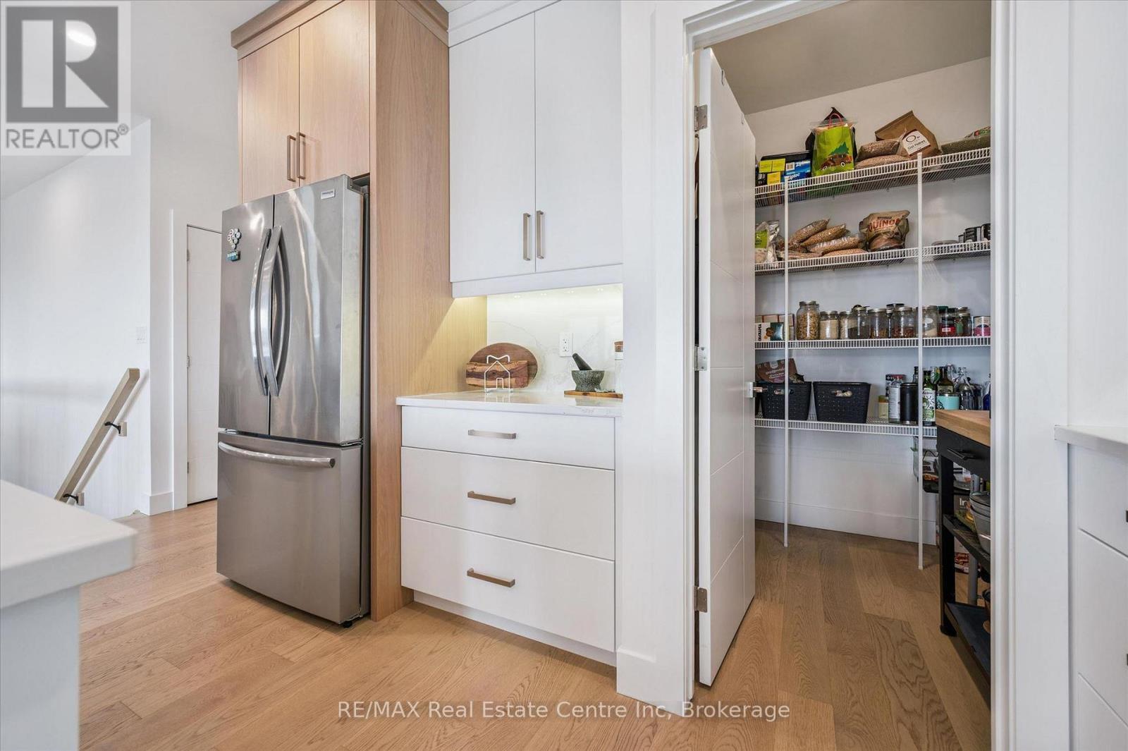 14 Faith Drive, Mapleton, ON - Indoor Photo Showing Other Room