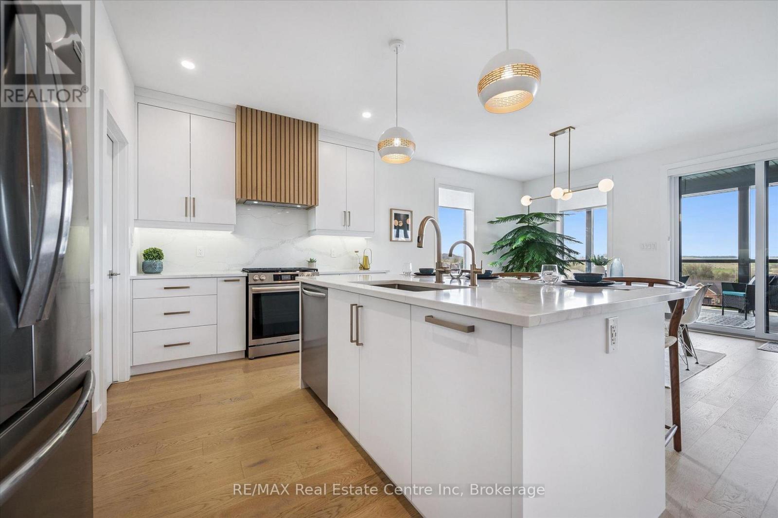 14 Faith Drive, Mapleton, ON - Indoor Photo Showing Kitchen With Upgraded Kitchen
