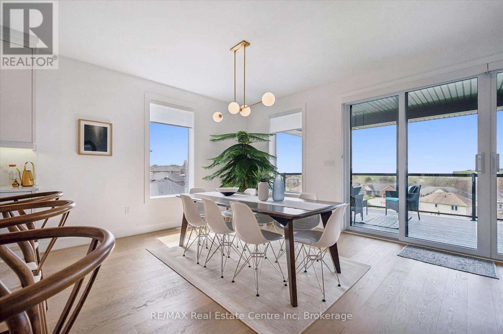 14 Faith Drive, Mapleton, ON - Indoor Photo Showing Dining Room
