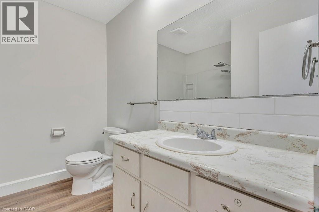 Upstairs 4-piece bathroom - 175 Janefield Avenue, Guelph, ON - Indoor Photo Showing Bathroom