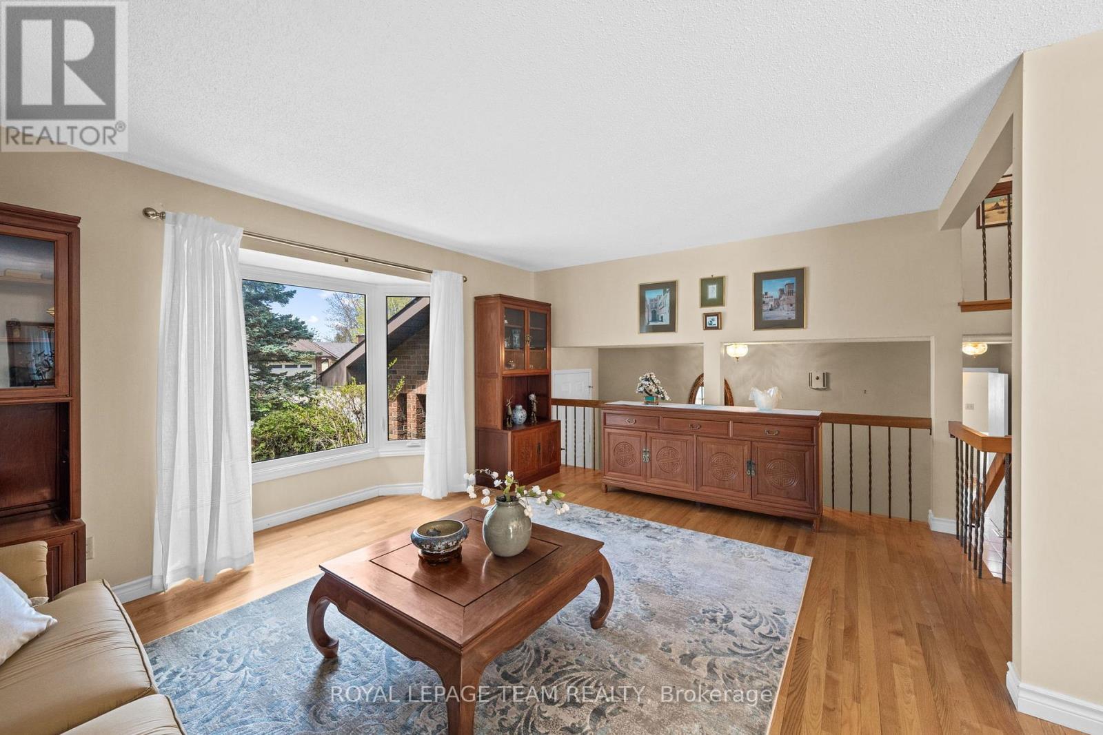 6 Byrd Crescent, Ottawa, ON - Indoor Photo Showing Living Room