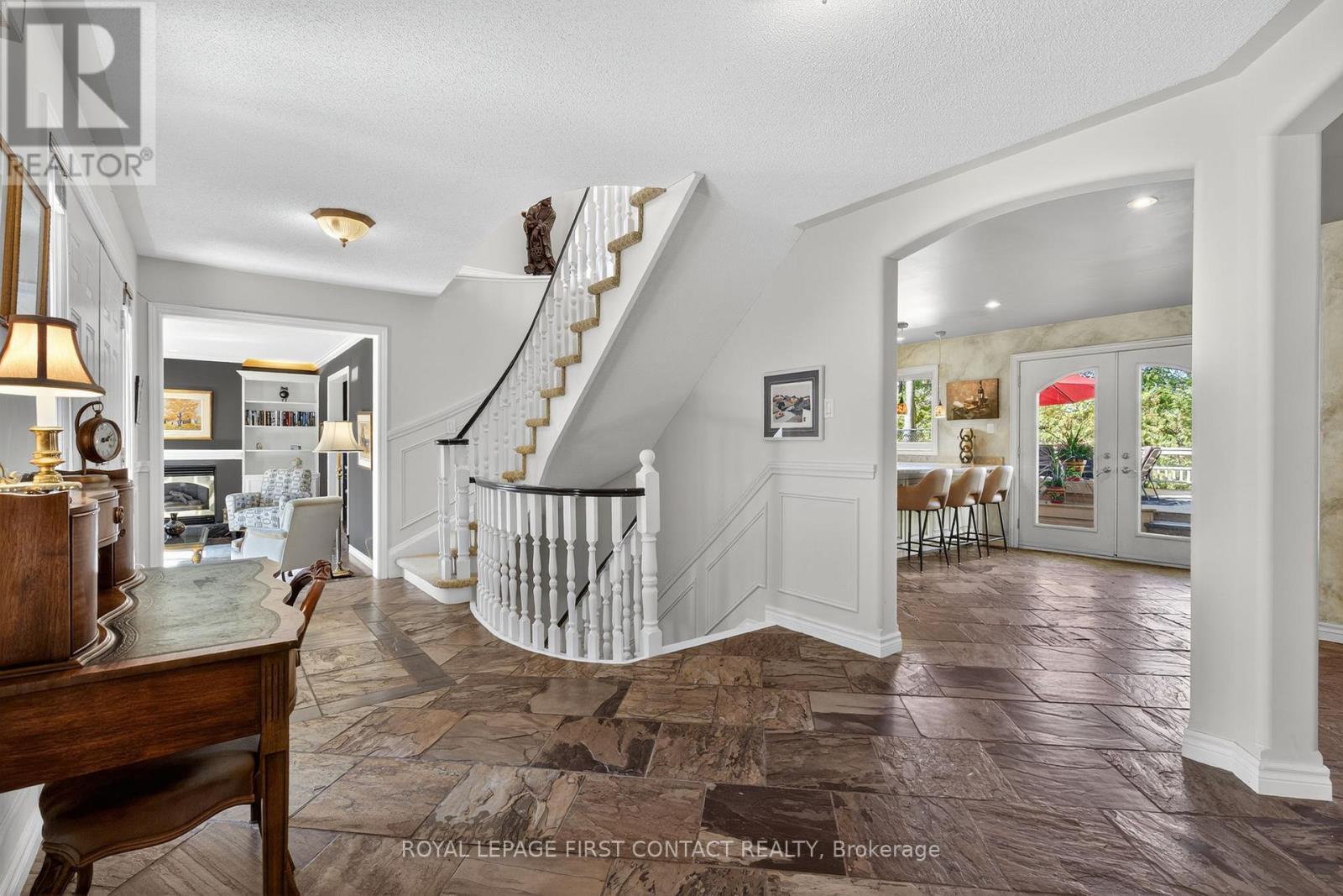26 Edgecombe Terrace, Springwater, ON - Indoor Photo Showing Kitchen With Upgraded Kitchen