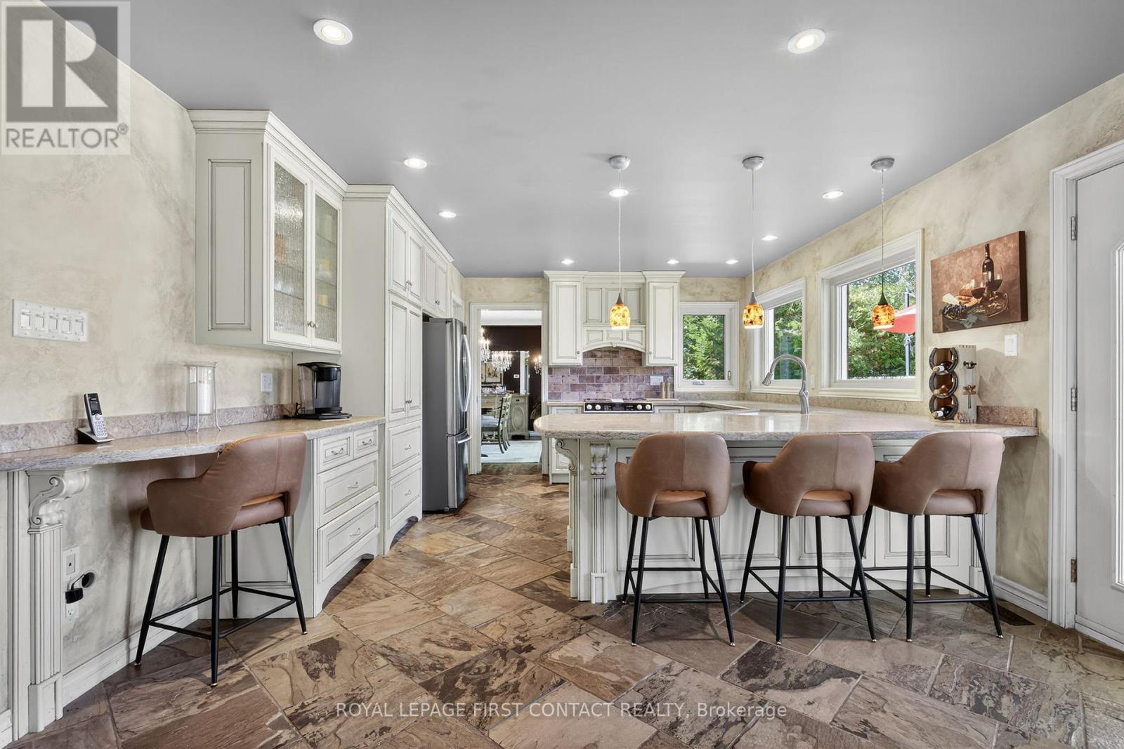 26 Edgecombe Terrace, Springwater, ON - Indoor Photo Showing Kitchen With Upgraded Kitchen
