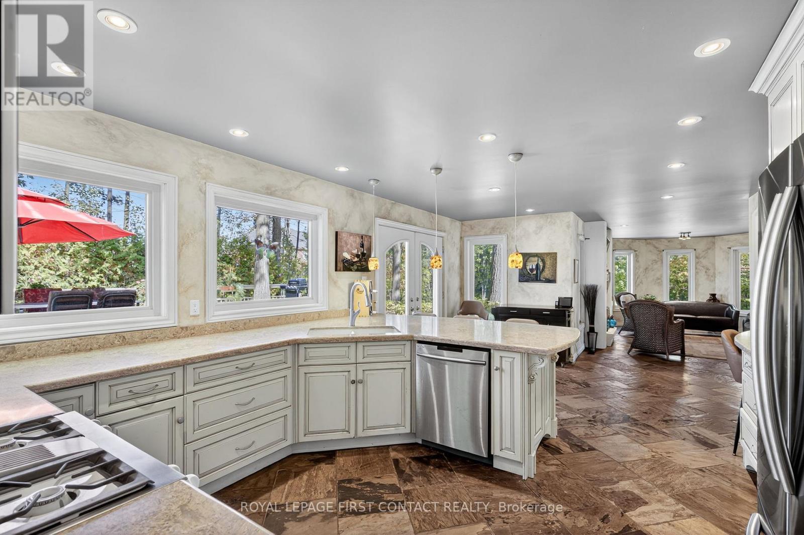 26 Edgecombe Terrace, Springwater, ON - Indoor Photo Showing Kitchen With Upgraded Kitchen