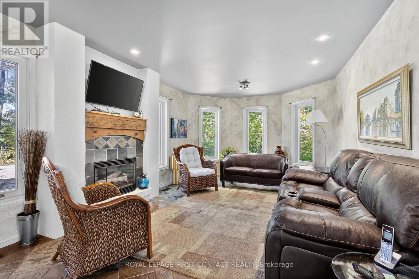 26 Edgecombe Terrace, Springwater, ON - Indoor Photo Showing Living Room With Fireplace
