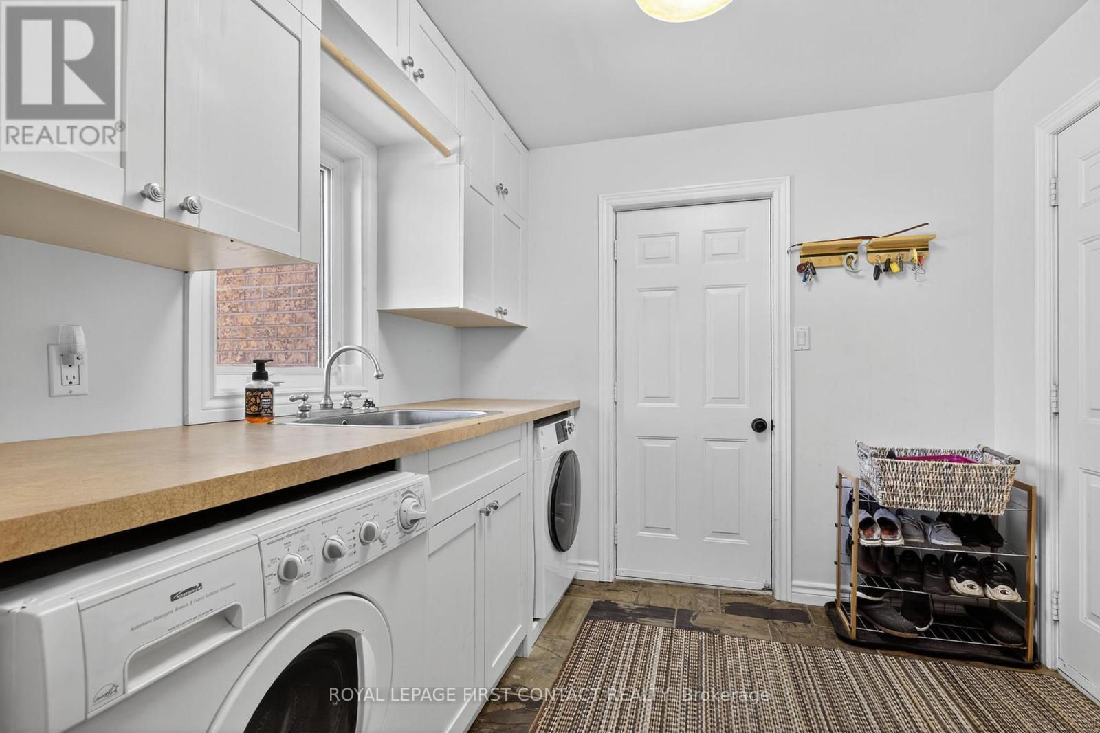 26 Edgecombe Terrace, Springwater, ON - Indoor Photo Showing Laundry Room