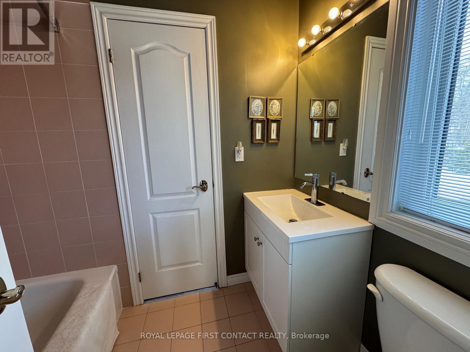26 Edgecombe Terrace, Springwater, ON - Indoor Photo Showing Bathroom